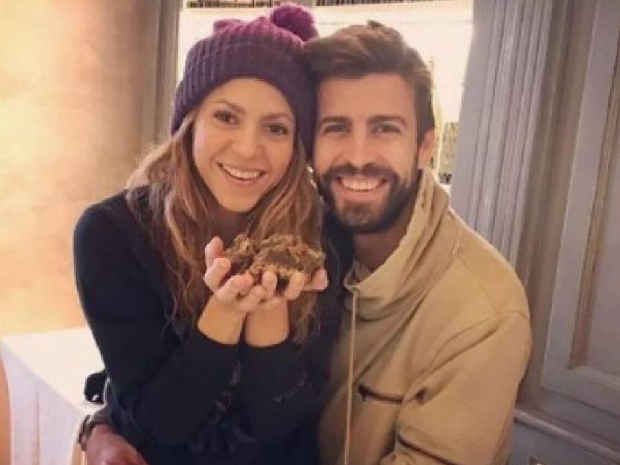 Por su parte, Gerard Piqué aún mantiene fotos con su ex pareja Shakira, a pesar de que mantiene actualmente una relación con Clara Chía.