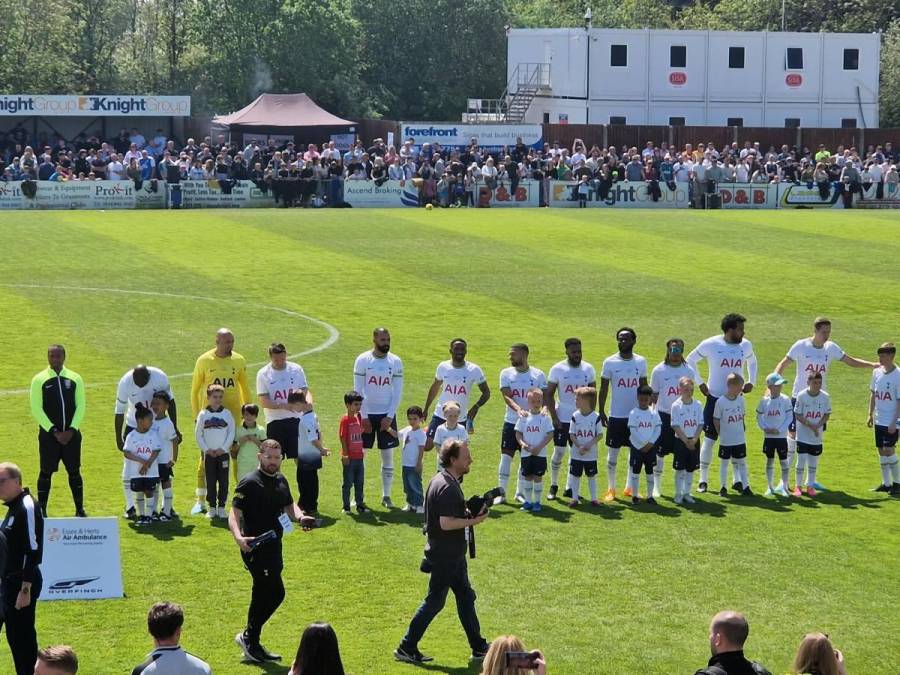 Gomes, Sandro, Defoe, Davis, Chimbonda y todos los grandes futbolistas que dieron muchas alegrías al Tottenham. Danny Rose, jugador activo, sorprendió al aparecer en el partido para acompañar a sus antiguos compañeros.