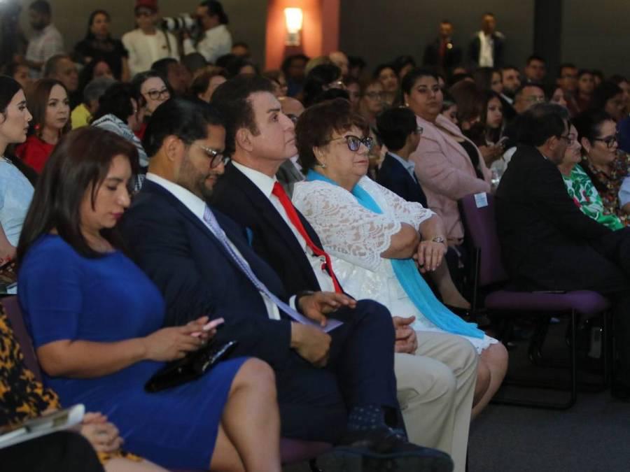 A la entrega del premio de periodismo asistieron, entre otras personalidades, el designado presidencial, Salvador Nasralla, quien durante el discurso de la mandataria Xiomara Castro tuvo que abandonar abruptamente el lugar. Posteriormente, explicó que fue llamado por el titular del Congreso Nacional, Luis Redondo a una reunión, la cual fue cancelada minutos más tarde por no permitirle el ingreso de su asesor legal. 