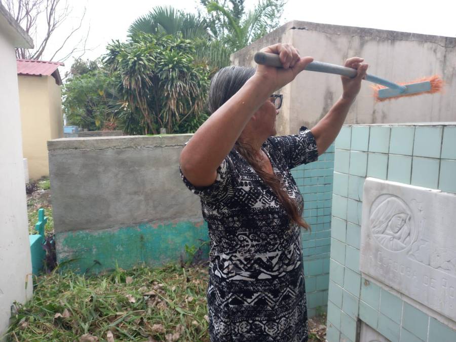 Sampedranos llevan flores y serenatas a sus madres fallecidas