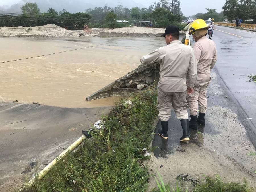 Las constantes lluvias en la zona norte y atlántica de Honduras han provocado la crecida de los ríos, situación que mantiene en alerta a las autoridades. 