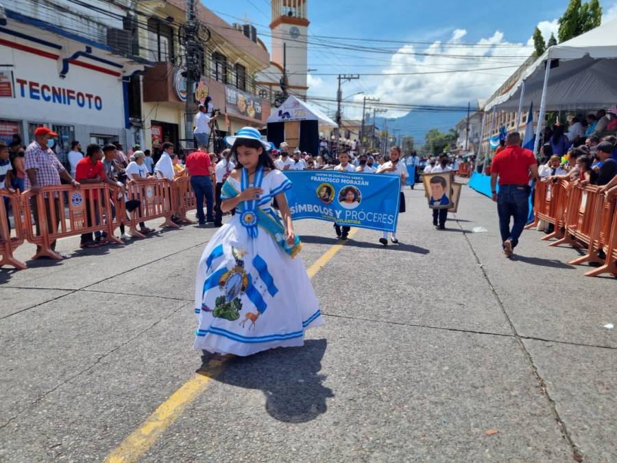 Niños rinden honor a la patria con desfiles en Santa Bárbara, La Ceiba y Santa Rosa de Copán (FOTOS)