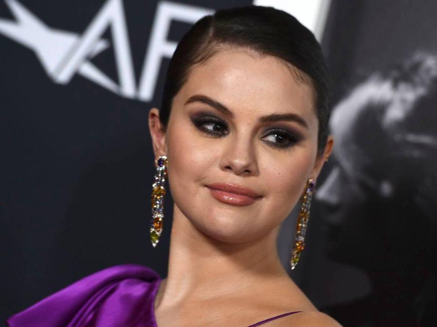 Las redes han estallado por el video donde Selena Gómez sorprendió a sus seguidores de TikTok al publicar un video utilizando un filtro inspirado en la modelo<b> Bella Hadid</b>, exnovia de su ex, <b>The Weeknd</b>.