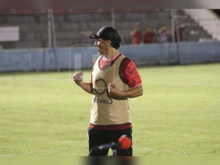 A Pedro Troglio se le vio intenso en el banquillo durante el juego en donde Olimpia fue derrotado a manos del Vida.