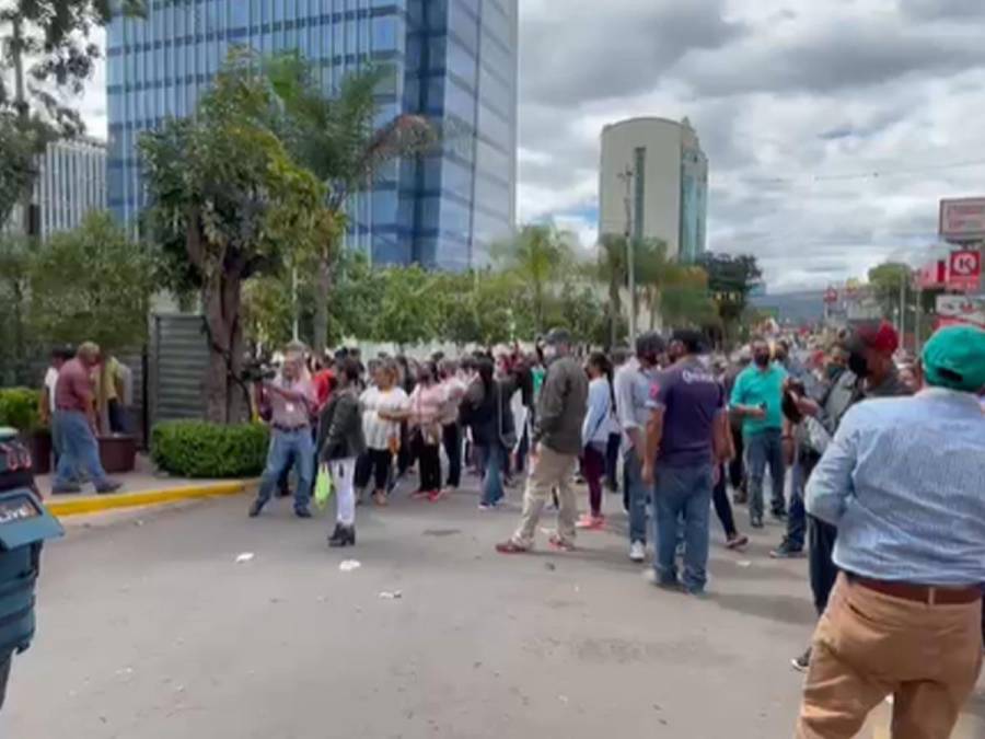 Los exburócratas amenazan con volver a manifestarse con bloqueo de calles en la capital hondureña.