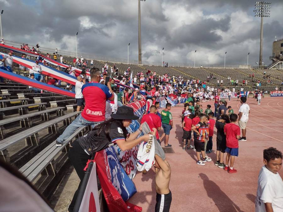 Afición del Olimpia instalada en el estadio.