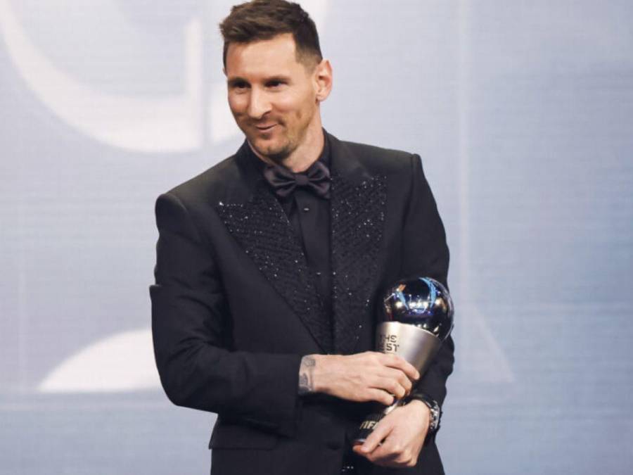 3. Lionel Messi (@leomessi) Otro de los futbolistas más famosos, es Lionel Messi, al que muchos consideran uno de los mejores jugadores en la historia del fútbol. Actualmente, tiene <b>435 millones</b> de seguidores en su perfil.