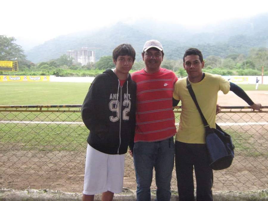 Mauricio Dubón con su papá que se llama Danilo Mauricio Dubón y su hermano Danilo, en el diamante de softbol Ixel Pineda de San Pedro Sula.