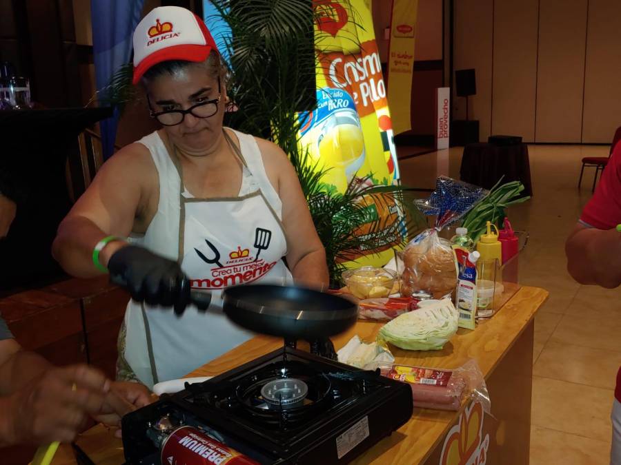 Hondureños se divierten con el Desafío Deli Dog en la Expo Buen Provecho