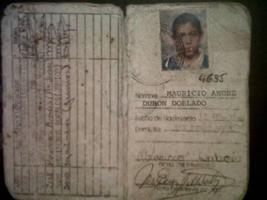 El primer carnet de Mauricio Dubón con Marineros en sus inicios como beisbolista.