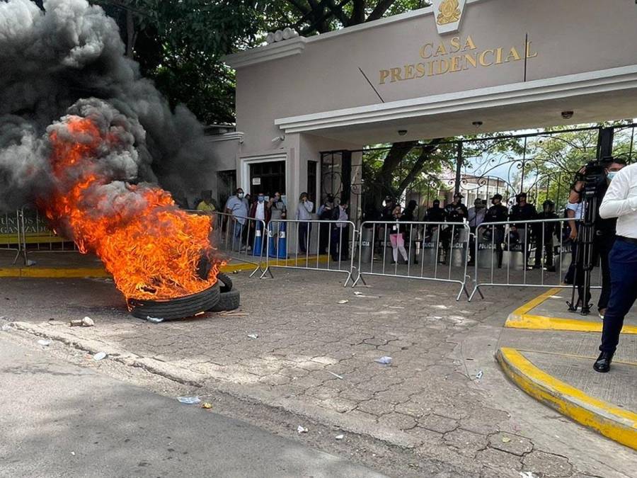 Exempleados queman llantas frente a Casa Presidencial