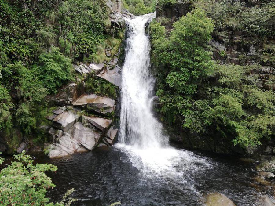 Cascada Escondida: En el cerro Juana Laínez los visitantes podrán asistir desde las 6:00 am hasta las 5:00 pm. Tiene un paso peatonal inaugurado en 2018 de 1,350 metros donde las personas podrán correr y andar en bicicleta. De ambiente totalmente familiar, cuenta con una plaza infantil donde los niños podrán jugar libremente. Y no se puede dejar de mencionar el viento refrescante que aliviará las altas temperaturas de verano.