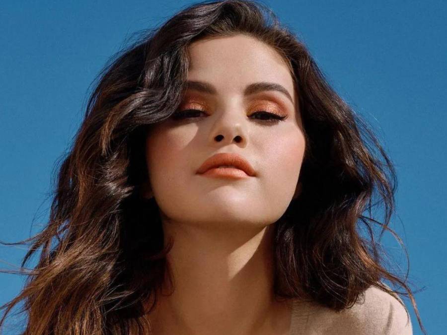 En el video, Selena Gomez imita la voz de Hadid y se escucha a la modelo diciendo: “Así que, mi nombre es Bella Hadid”.