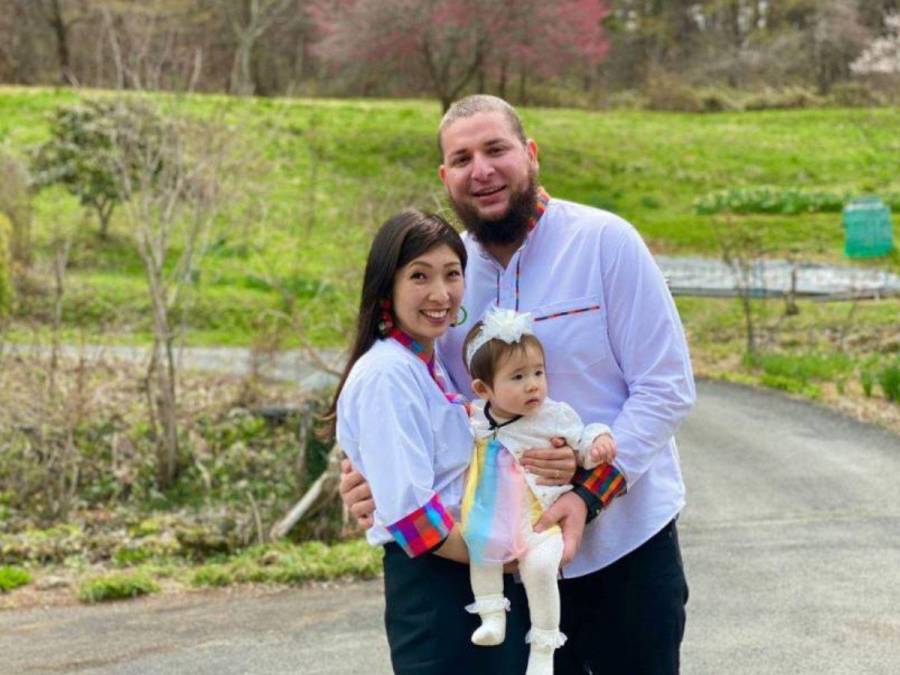 Shiho Takahashi y su familia usando telas de la cultura lenca en su vestimenta.