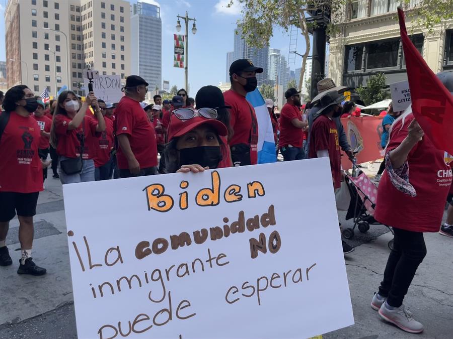 Promueven ley que daría identificación a inmigrantes en California