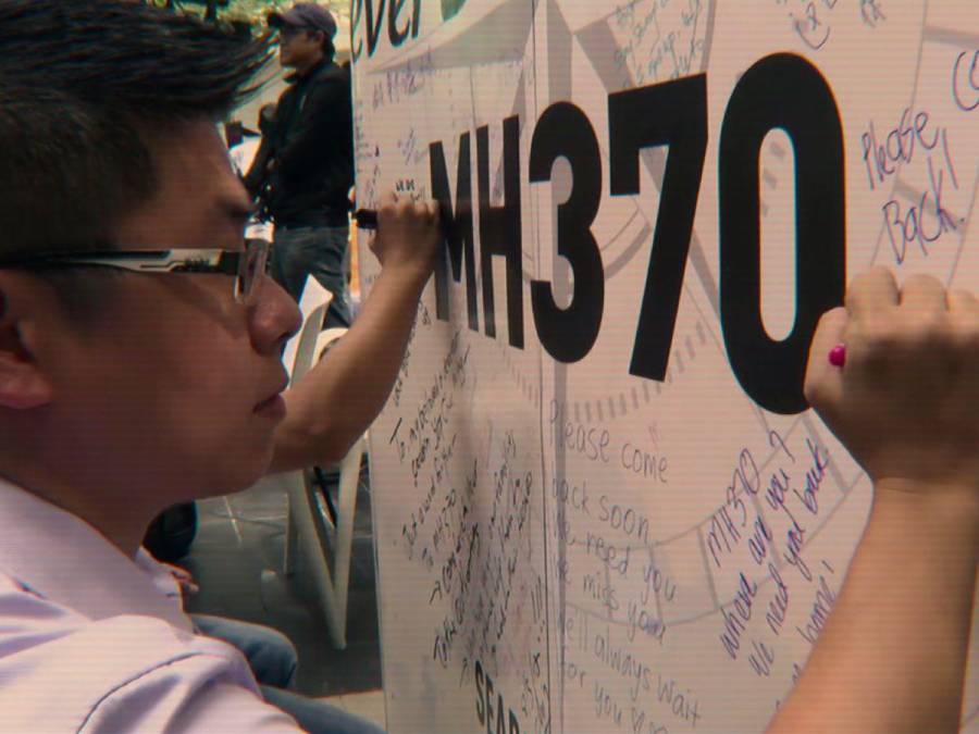 El propósito de MH370: el avión que desapareció es profundizar en tres de las hipótesis más controversiales de este a través de entrevistas con familiares, científicos, periodistas y otros interesados en el tema que se niegan a cerrar este capítulo sin una explicación. Las teorías serían terrorismo, secuestro y suicidio.