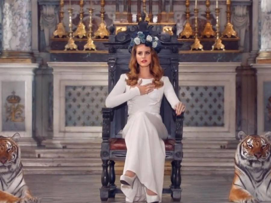 Su videoclip de <b>¨Born to Die¨ </b>lo rodó en el <b>Palacio de Fontainebleau</b>, en Francia. Fue la primera vez que se permitió grabar, además utilizó tigres reales para el vídeo. 