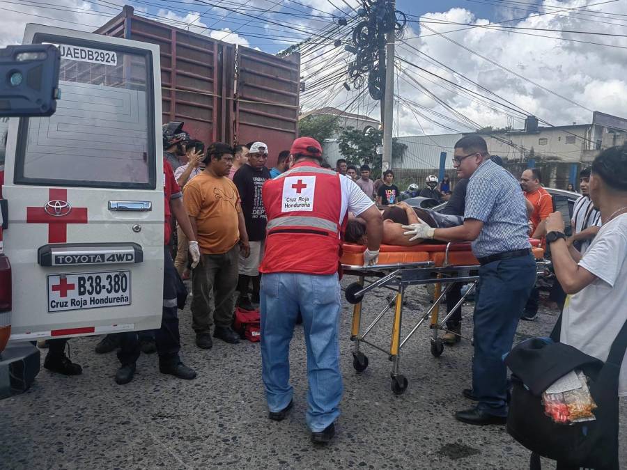 Se informó que Kenia García, la hermana de Walter y quien lo acompañaba al momento del accidente, se encuentra interna en el Seguro Social de San Pedro Sula.