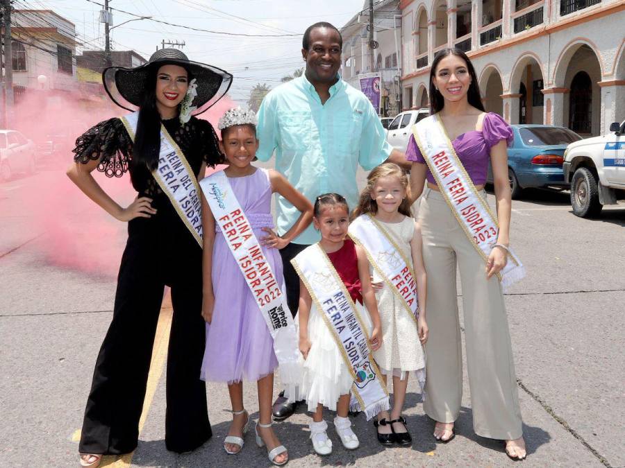 Esta noche se va a llevar a cabo la coronación de las reinas en la plaza central seguido de los carnavalitos en barrio La Merced, El Bufalo y La Melgar 2. 