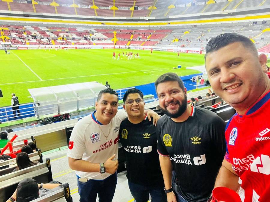 Estos aficionados del Olimpia ya adentro del estadio Jalisco.