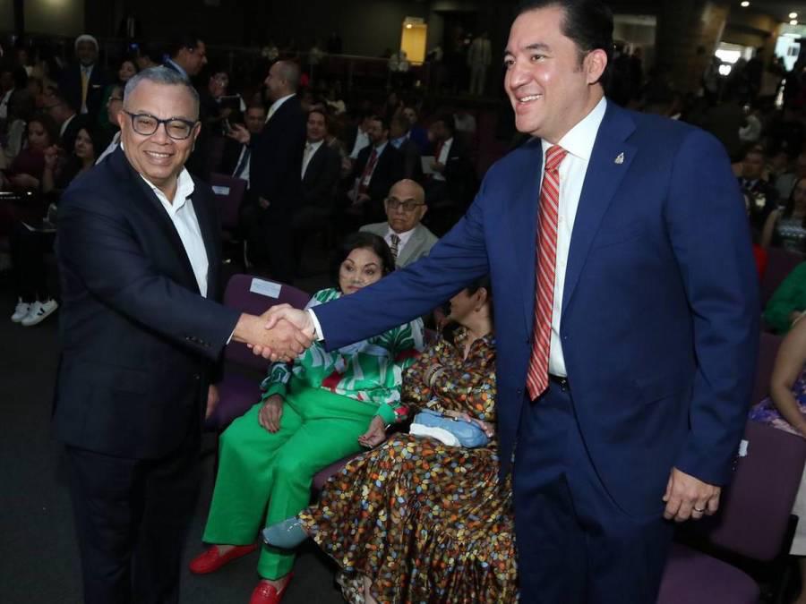 El periodista se mostró muy sonriente y ameno durante la entrega, en esta fotografía es saludado por el secretario privado de la presidenta Xiomara Castro. 