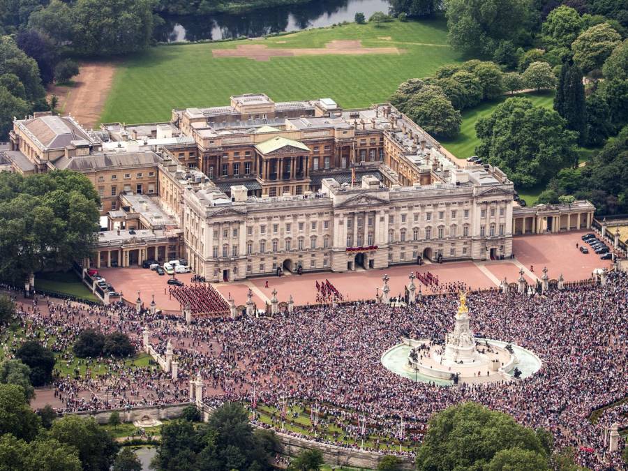 1 mayo 2002.- Abre las puertas del palacio de Buckingham a 12.000 personas, que asisten a un concierto de música con motivo del Jubileo de oro.