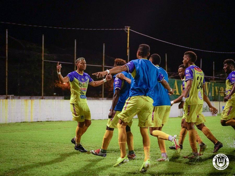 El Victoria, equipo que marcha líder de la Liga Nacional de Honduras, sorprendió este lunes en horas de la tarde a Luisito Comunica.