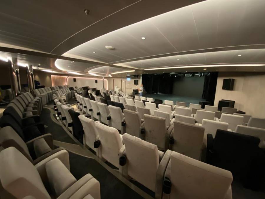 En el interior del crucero Le Dumont D’ Urville el viajero está preparado para vivir una experiencia extraordinaria con una amplia sala de teatro. 