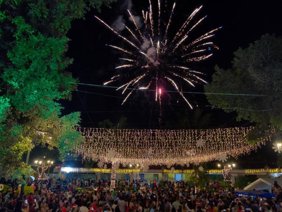 Un show de fuegos pirotécnicos y diversas actividades acompañaron la celebración de inauguración oficial de las fiestas navideñas para cerrar el año 2023.