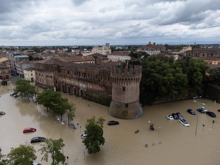 La alerta roja debido al mal tiempo por las lluvias torrenciales, que han provocado graves inundaciones, continúa en la región de Emilia Romaña, en el noreste de Italia, donde se cuentan al menos 9 muertos y más de 20.000 evacuados, así como enormes destrozos que han afectado a las líneas eléctricas, telefónicas y a la viabilidad en la zona.