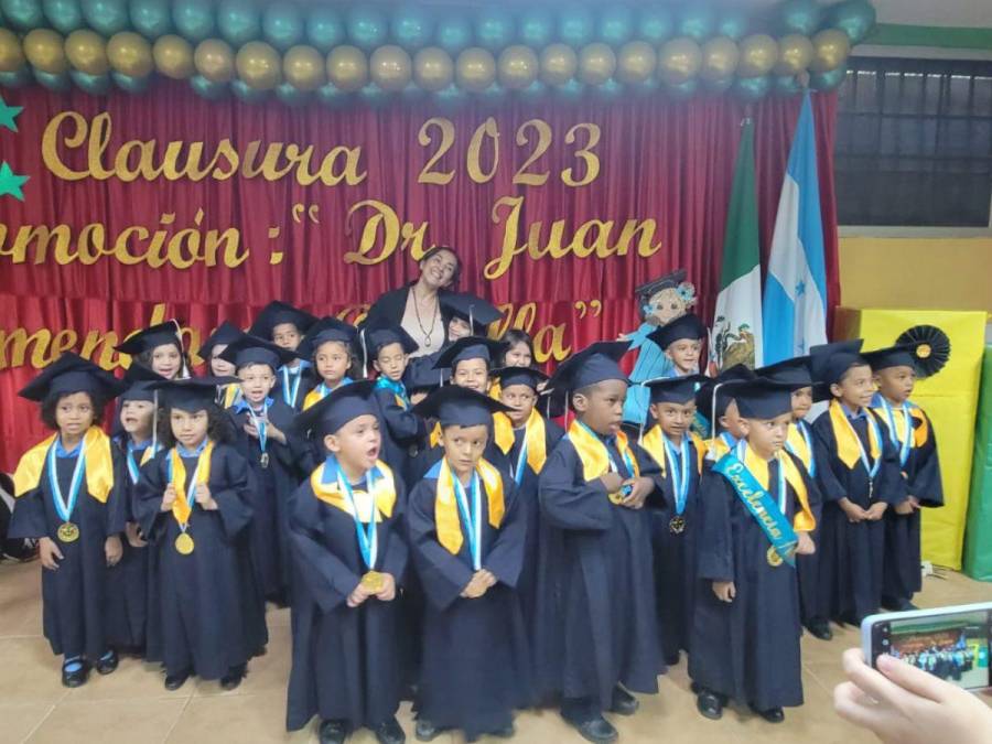 Bajo la promoción del doctor Juan Almendarez Bonilla, éste Jardin de niños República de México egresó este 2023 a 28 niños, listos para entrar a su primer grado de estudio. 