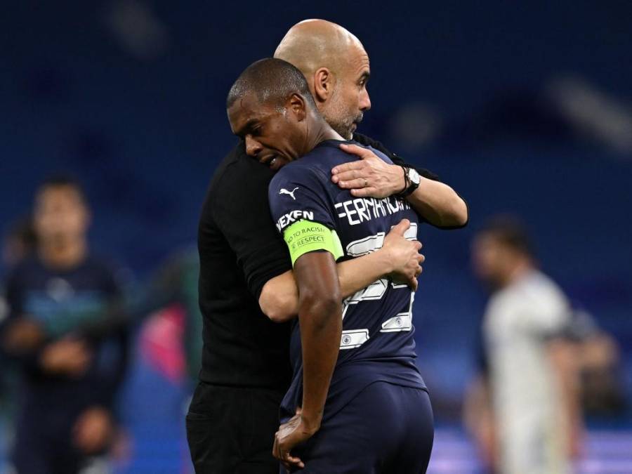 Pep Guardiola también consoló a sus jugadores. Fue a darle un abrazo a Fernandinho, centrocampista que jugó su último partido de Champions como jugador del Real Madrid.