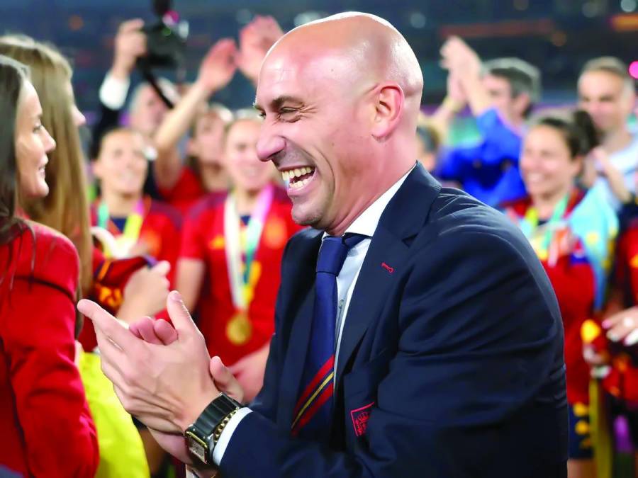 El máximo responsable del fútbol español llegó al cargo en 2018 y cinco años después, está en la cuerda floja. Luis Rubiales ha estado rodeado de muchos escándalos en su vida.