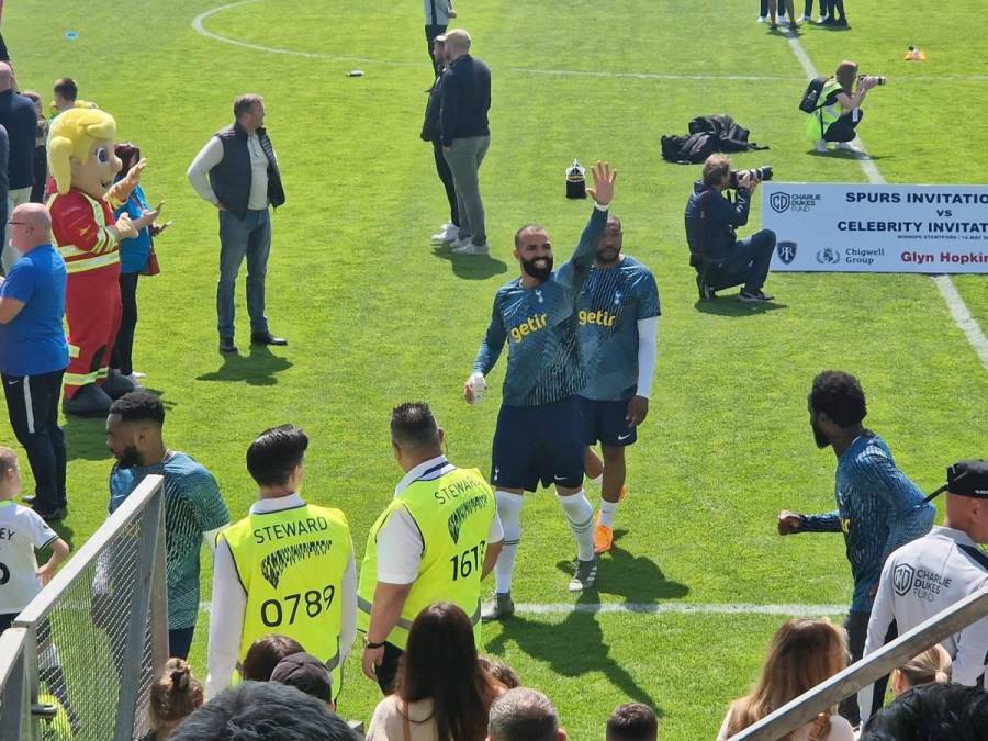 El futbolista brasileño Sandro saludando, mientras atrás venía el hondureño Wilson Palacios.