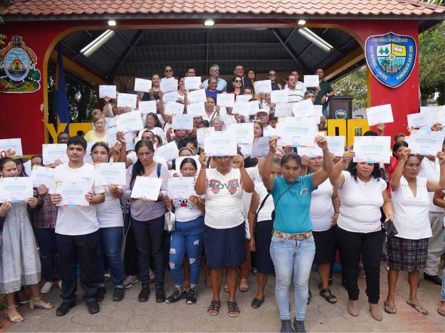 Autoridades municipales y educativas del departamento de Cortés declararon al municipio de San Manuel libre de analfabetismo. Es el primero de los 12 municipios de Cortés en declararse libre de analfabetismo.