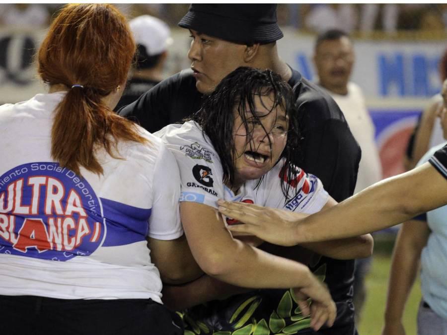 Ahora se ha revelado los motivos que habrían provocado la tragedia en el estadio Cuscatlán que dejó doce muertos y cientos de heridos.