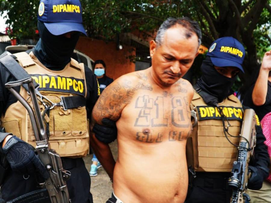 Con el pecho tatuado y poderosa arma: capturan a presunto pandillero