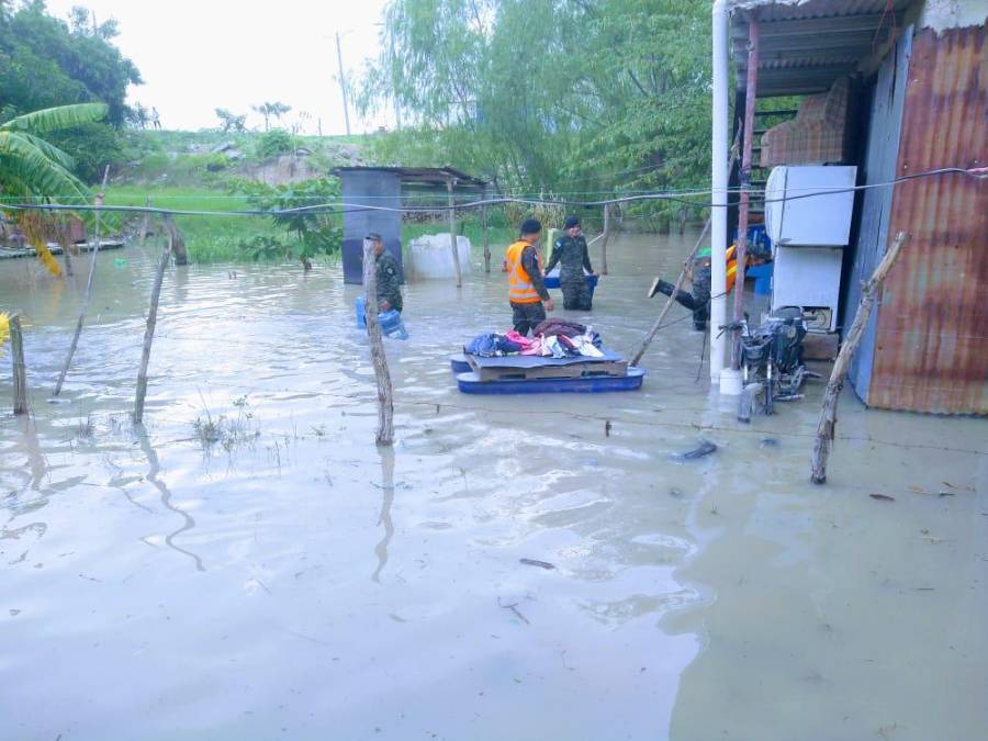 Abandonan sus casas obligados por inundaciones en Potrerillos, Cortés (FOTOS)