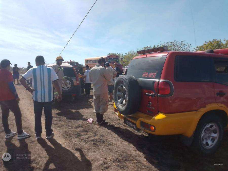 El cuerpo de bomberos de la zona, llegó hasta el lugar para brindar primeros auxilios a los lesionados.