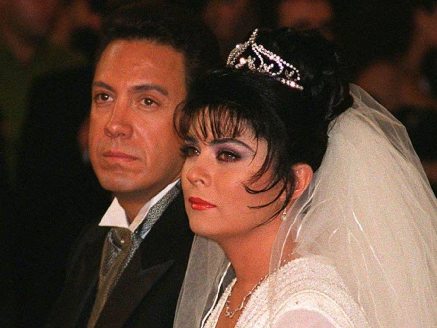 “Tengo confirmada esta noticia. Han decidido poner fin a su matrimonio Victoria Ruffo y Omar Fayad” dijo el excolaborador de Sale el sol.