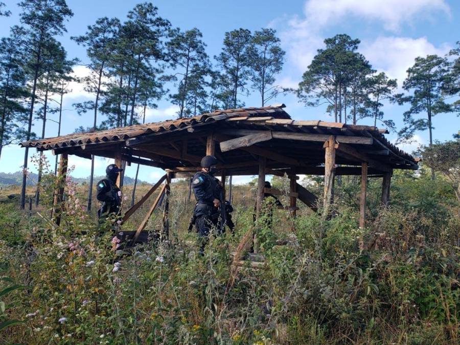 La estructura construida con tejas y bases de madera estaba a una cuatro horas a pie desde el acceso vehicular en Ciudad España.