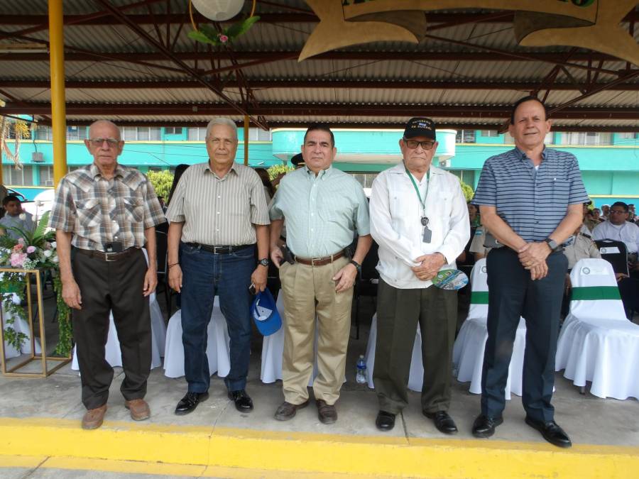 Víctor M. Alfaro, Juan José Flores, Bruno Fontana, Reynaldo de la Cruz y Efraín Gutiérrez; veteranos de guerra. 