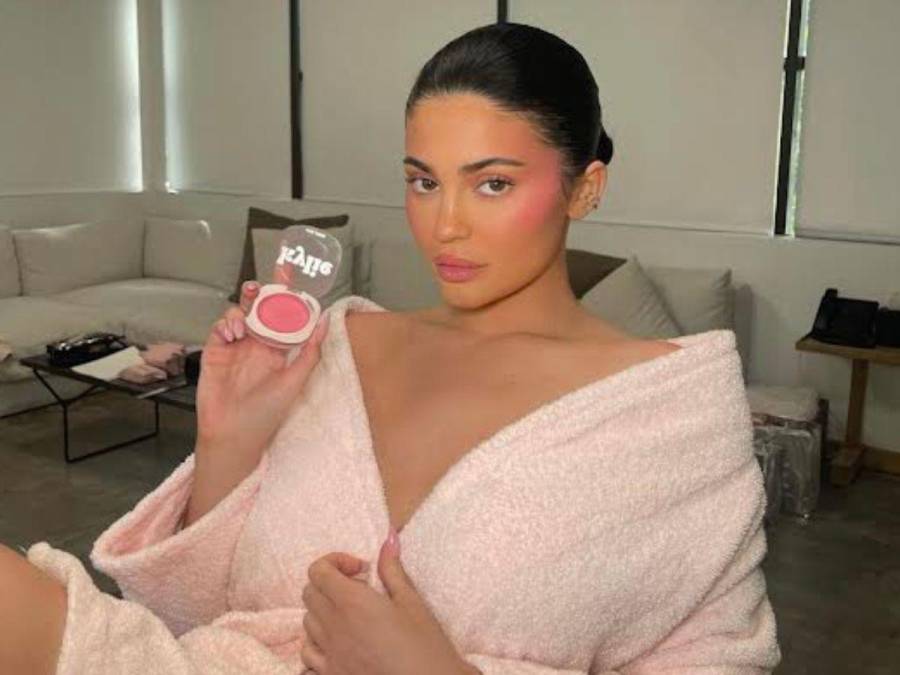 <b>Kylie Jenner</b> se introdujo en el<b> </b>mundo de los negocios de belleza con una inversión hecha por ella misma, proveniente de sus ingresos de publicidad, la cual usó para crear 150,000 ejemplares de los ¨<i><b>Kylie Lip Kits¨</b></i>, el producto inicial de <b>Kylie Cosmetics</b>.