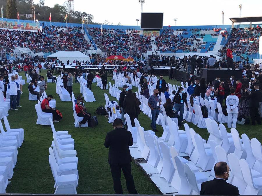 La zona de prensa y de invitados especiales también fue ocupada desde temprano. 