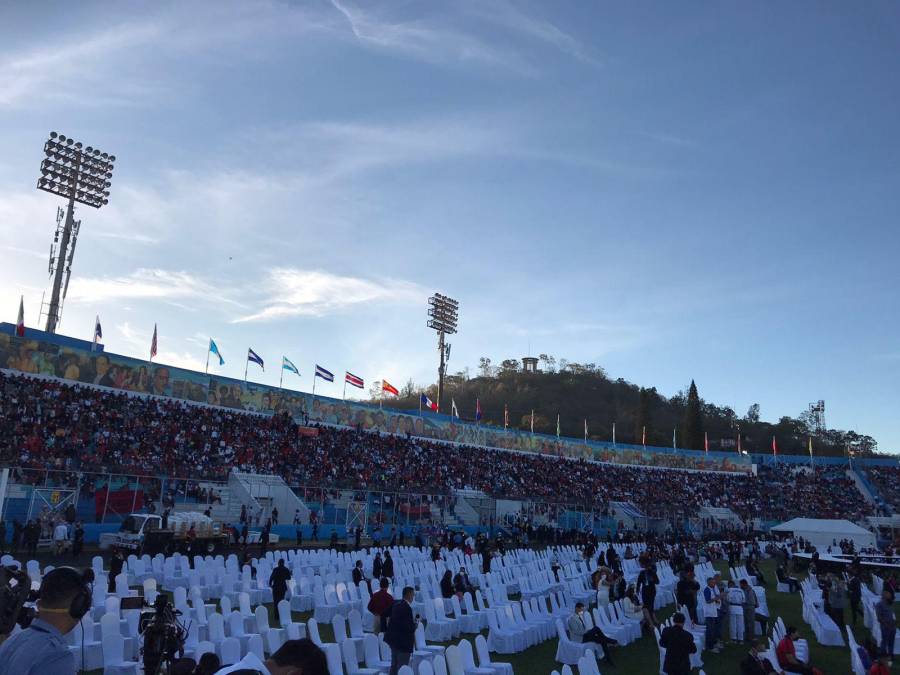 Miles de personas llenaron las gradas del Estadio Nacional en la toma de poseción de Xiomara Castro. 