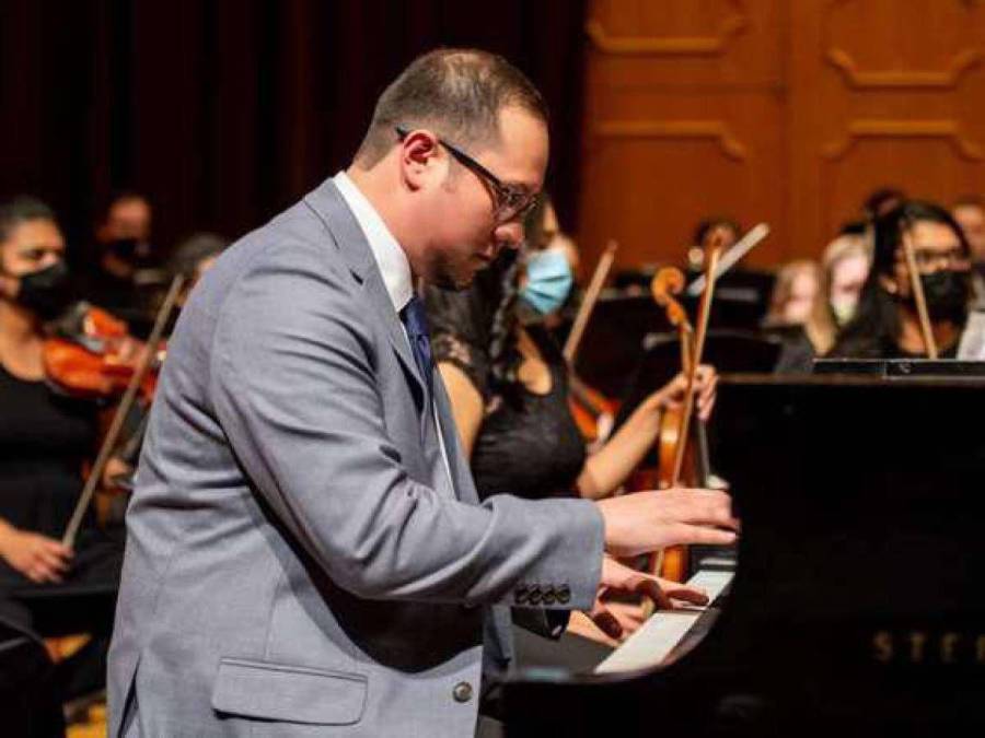 Pianista hondureño se gradúa con honores en universidad de Estados Unidos