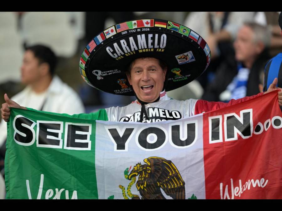 Un hincha mexicano llegó con su indumentaria en referencia al Mundial 2026 a realizarse en Estados Unidos, México y Canadá.