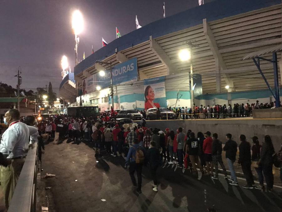 Desde temprano se formaron largas filas para acompañar la toma de posesión. 