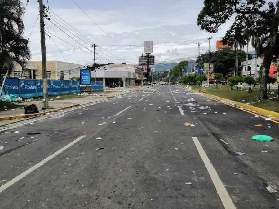 Pero la Municipalidad de San Pedro Sula comenzó las labores de limpieza desde ayer, sábado, a eso de las 8:00 de la noche.