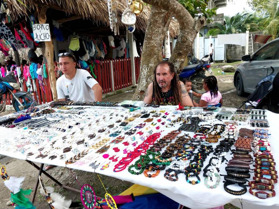 El Brasileño viajó desde San Pedro Sula a vender su creaciones en las playas de Masca.
